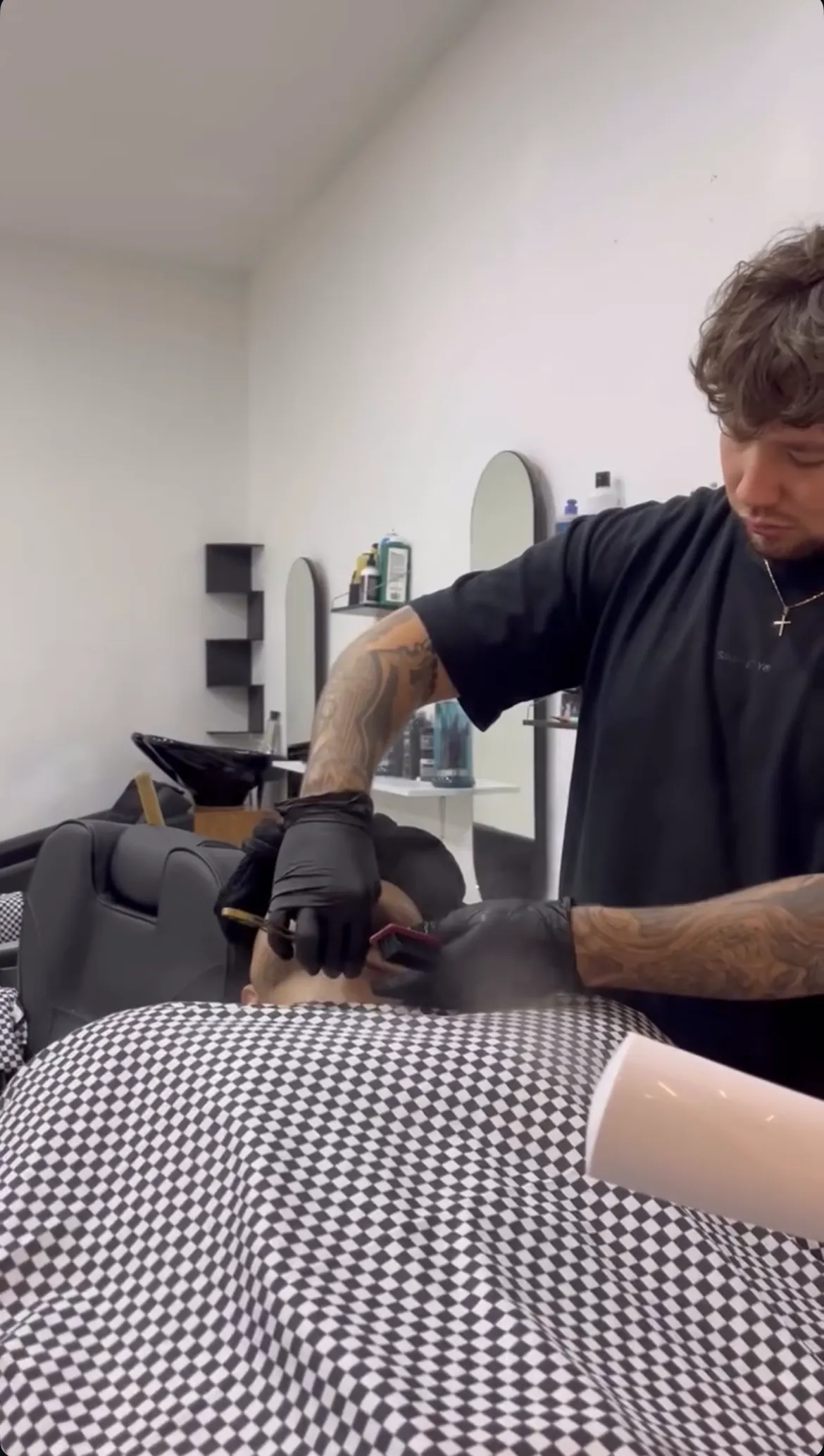 Barbero de Obsidian trabajando con un cliente